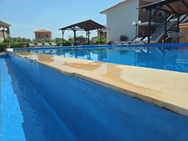 Imagen de la piscina del Amarandos INN. Foto 14