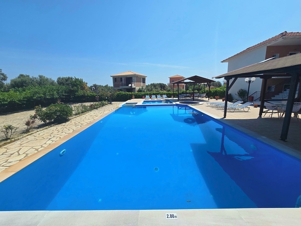 Imagen de la piscina del Amarandos INN. Foto 15