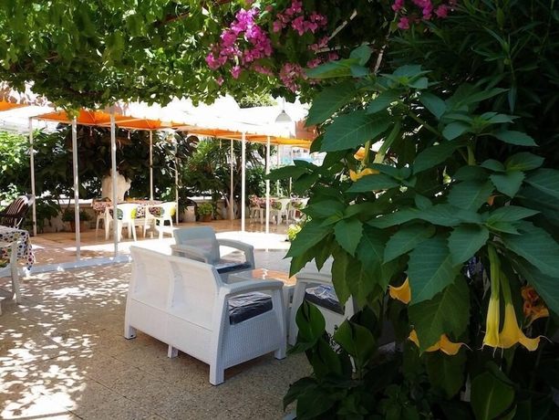 Imagen de los exteriores del Anil Otel. Foto 16