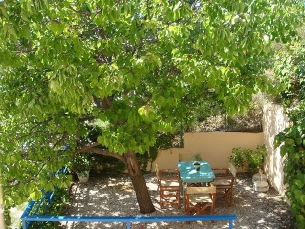 Imagen de los exteriores del Anna Pension, Al&oacute;nnisos. Foto 15