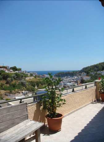 Imagen de los exteriores del Anna Pension, Al&oacute;nnisos. Foto 20