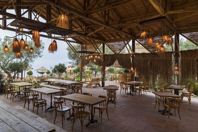 Imagen del bar/restaurante del Antique Beach and Bungalow. Foto 12