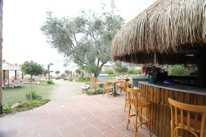 Imagen del bar/restaurante del Antique Beach and Bungalow. Foto 13