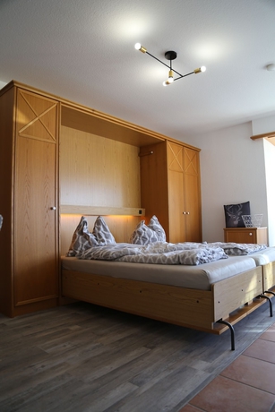 Imagen de la habitación del Apart Hotel Goldener Hahn Baiersbronn, Ferienwohnungen | Fr&uuml;hst&uuml;ck, Sauna and Indoorpool. Foto 8