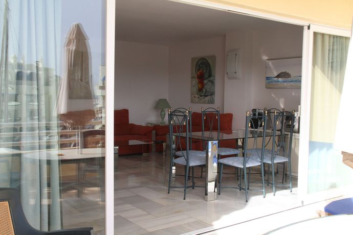 Imagen de los interiores del Apartamento en Puerto Marina B32. Foto 6