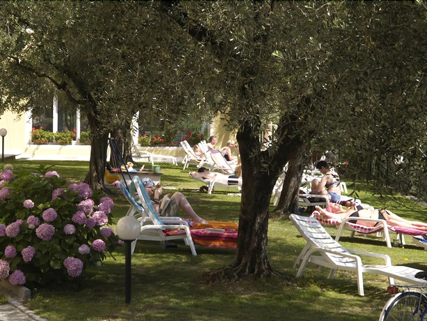 Imagen de los exteriores del Aparthotel Englovacanze. Foto 12