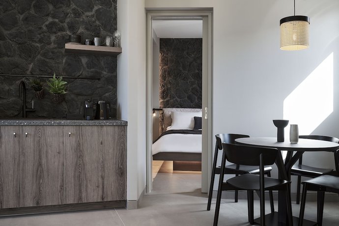 Imagen de la habitación del Apikia Santorini. Foto 17