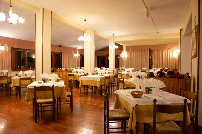 Imagen del bar/restaurante del Apulia Hotel Gran Sasso. Foto 17