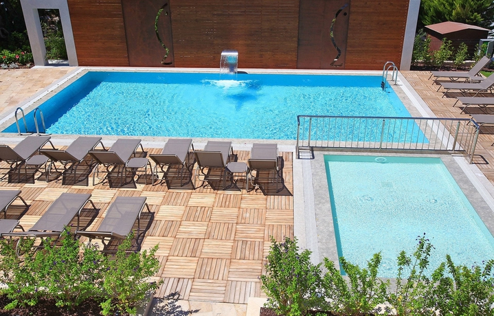 Imagen de la piscina del Ara Residences. Foto 12