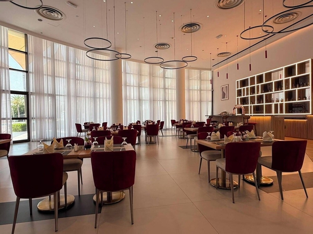 Imagen del bar/restaurante del Arabian Palace Hotel. Foto 3