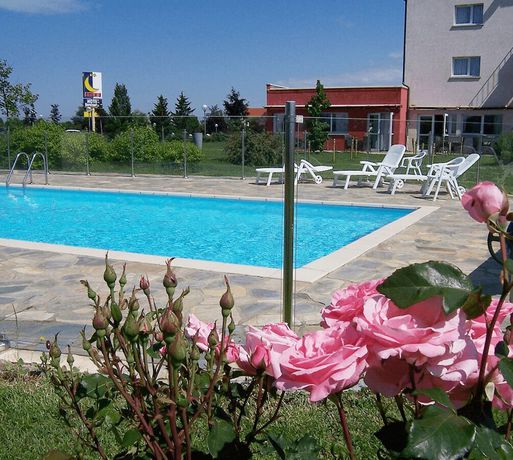 Imagen de la piscina del Art&eacute;mis H&ocirc;tel and Spa Bistro Coquet. Foto 13
