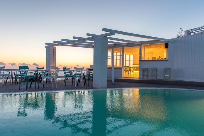 Imagen de la piscina del Artemis Suites. Foto 15