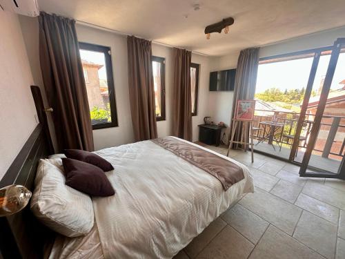 Imagen de la habitación del Arthotel Oscar II Sozopol. Foto 12