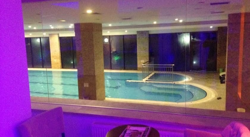 Imagen de la piscina del Asrin Park Hotel and Spa Convention Center. Foto 17