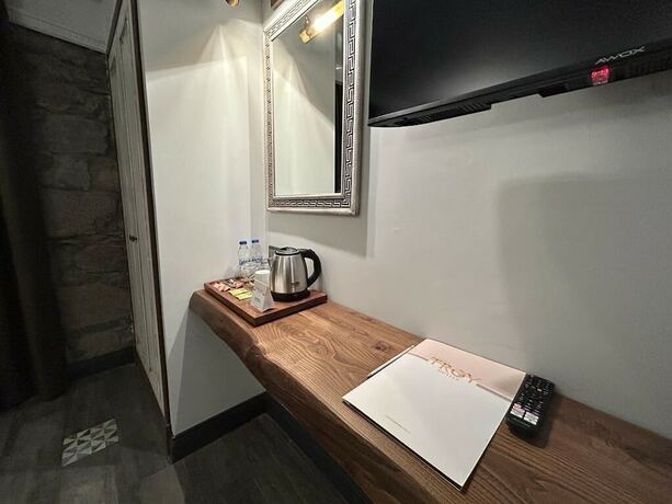 Imagen de la habitación del Assos Troy Port Hotel. Foto 17