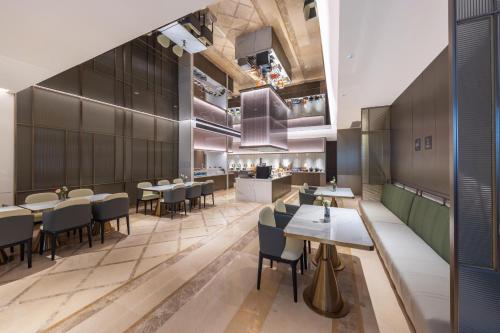 Imagen del bar/restaurante del Atour X Hotel Shenzhen Sungang Diwang Mansion. Foto 8