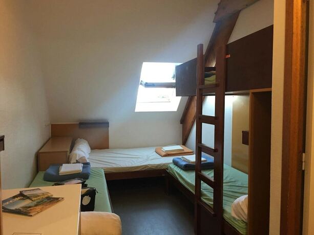 Imagen de la habitación del Auberge de Jeunesse HI Cancale. Foto 13