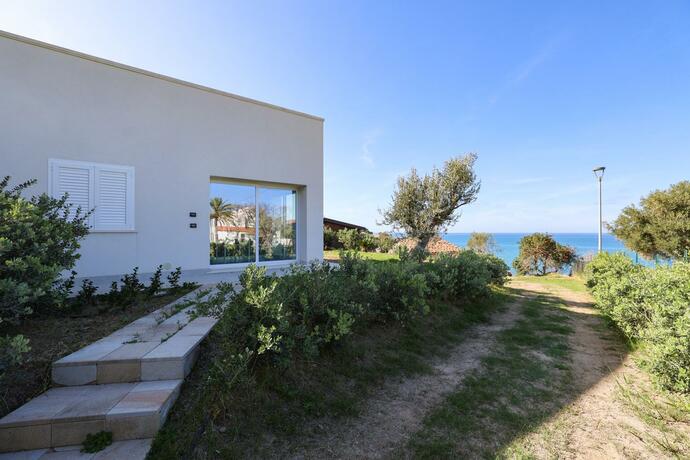 Imagen general del Aura Maris beach residence Mazzaforno. Foto 37