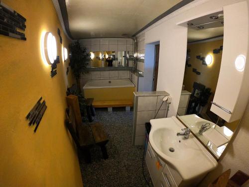 Imagen de la habitación del Ausflugs-Ski-Pistenhotel Klewenstock AUTO FREI Mit dem Mobiltelefon bestellen nur mit der Pendelbahn. Foto 5