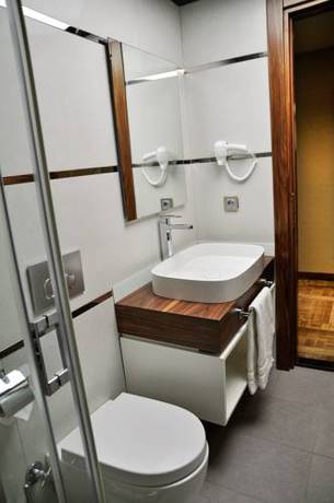 Imagen de la habitación del Avin Hotel. Foto 6