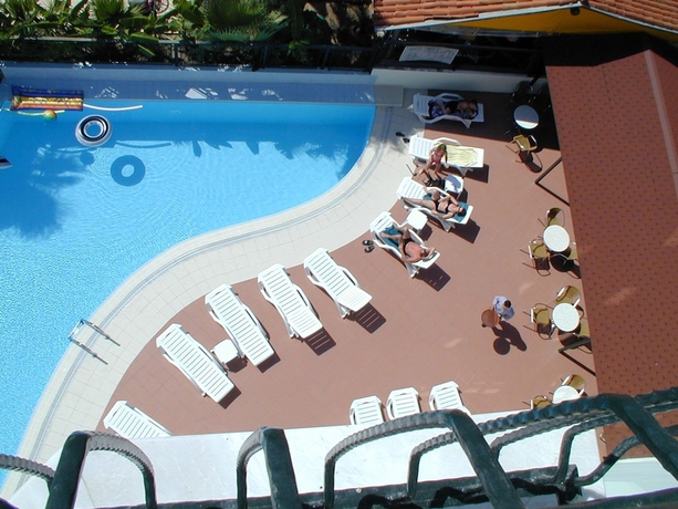 Imagen de la piscina del Avos Apartments. Foto 15
