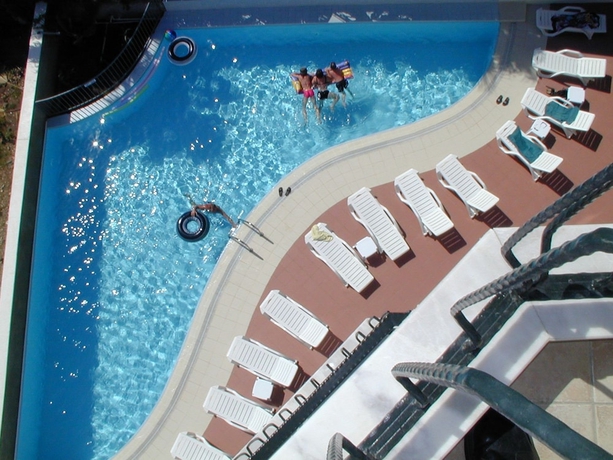 Imagen de la piscina del Avos Apartments. Foto 16