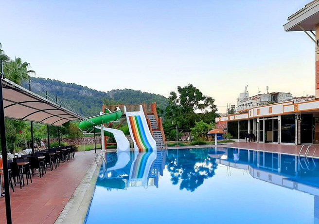 Imagen de la piscina del Aware Resort Hotel Spa. Foto 12