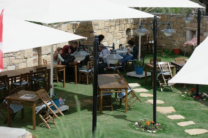 Imagen de los exteriores del Ayapetro Hotel. Foto 15