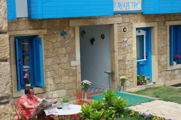 Imagen de los exteriores del Ayapetro Hotel. Foto 17