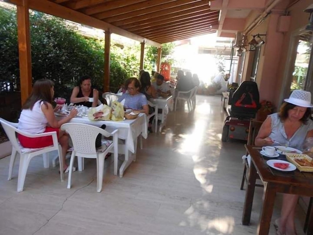 Imagen del bar/restaurante del Ayhan Otel. Foto 3