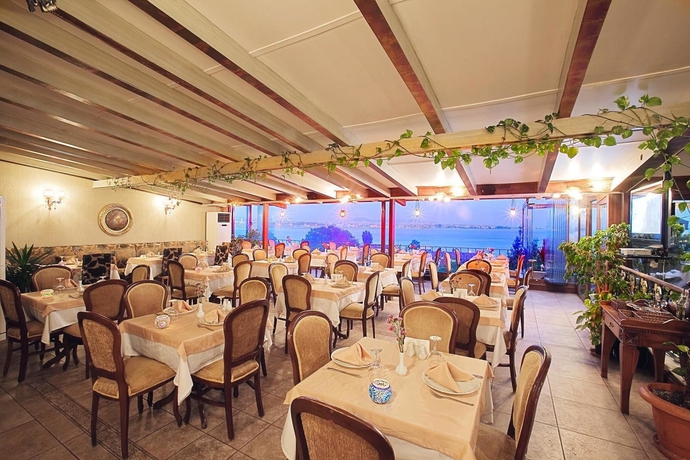 Imagen del bar/restaurante del Azade Hotel. Foto 6