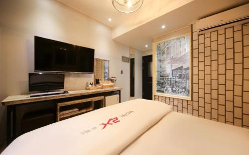 Imagen de la habitación del B-Bas Hotel. Foto 18