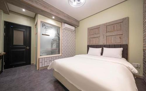 Imagen de la habitación del B-Bas Hotel. Foto 20