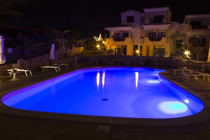 Imagen de la piscina del Bados Mare. Foto 19