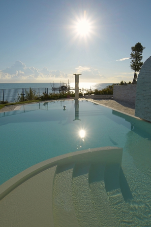 Imagen de la piscina del Baia Delphis Resort. Foto 14