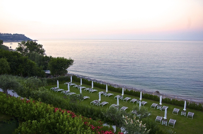 Imagen de los exteriores del Baia Delphis Resort. Foto 8