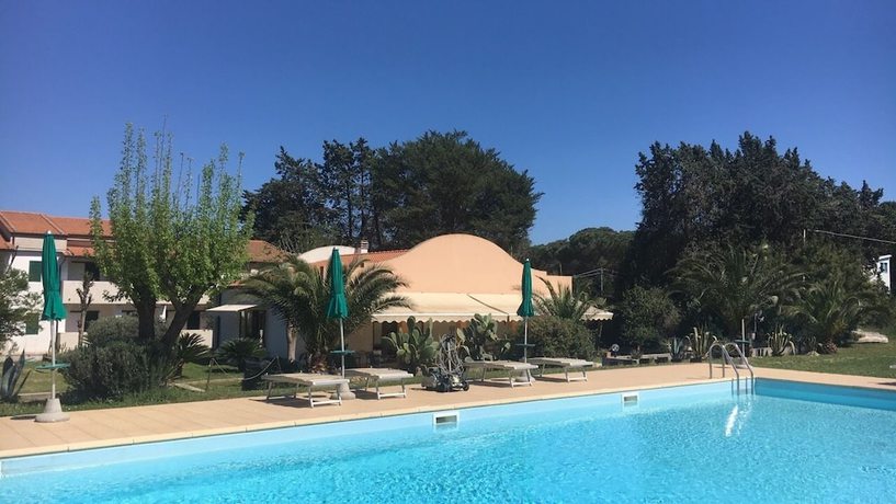 Imagen de la piscina del B&B Alex. Foto 13