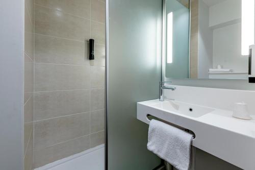Imagen de la habitación del B&B HOTEL Toulon Centre Gare. Foto 16