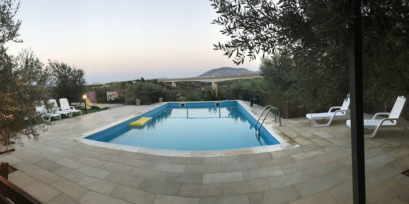 Imagen de la piscina del BandB Pelagos. Foto 13
