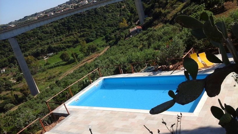 Imagen de la piscina del BandB Pelagos. Foto 14