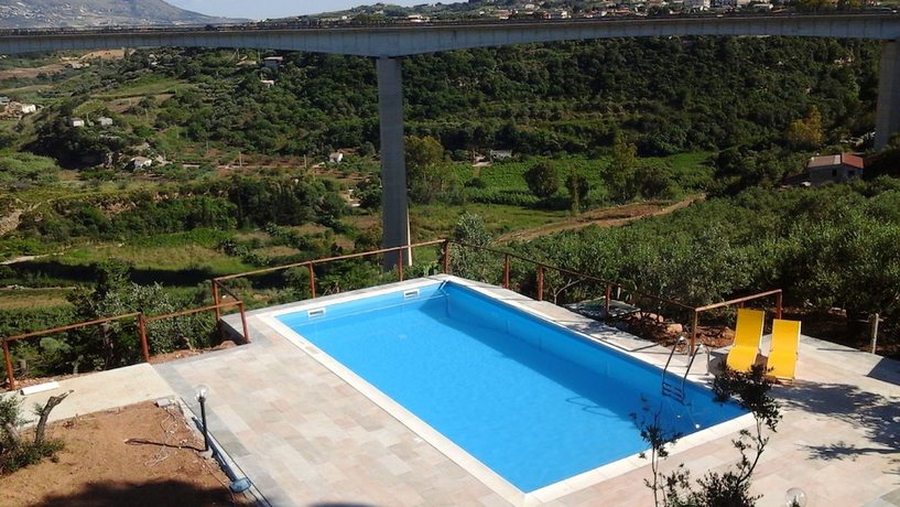 Imagen de la piscina del BandB Pelagos. Foto 15