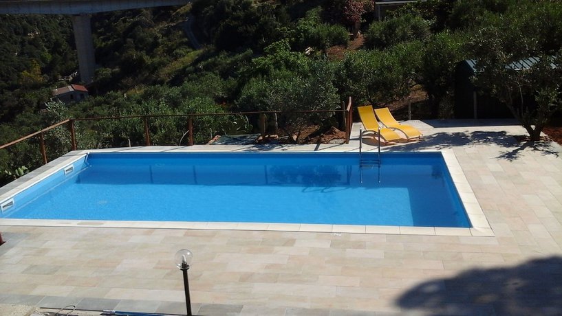 Imagen de la piscina del BandB Pelagos. Foto 16