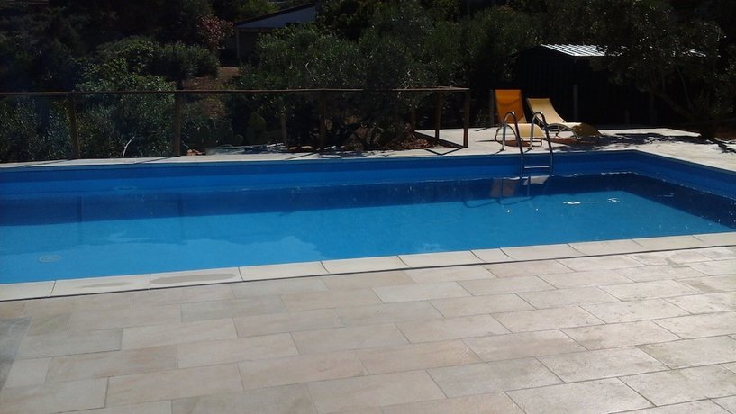 Imagen de la piscina del BandB Pelagos. Foto 19