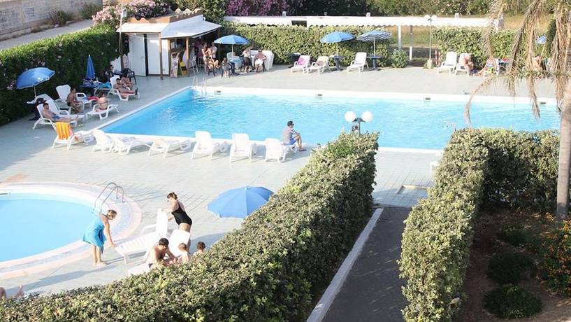 Imagen de la piscina del Baraka Apartments. Foto 17