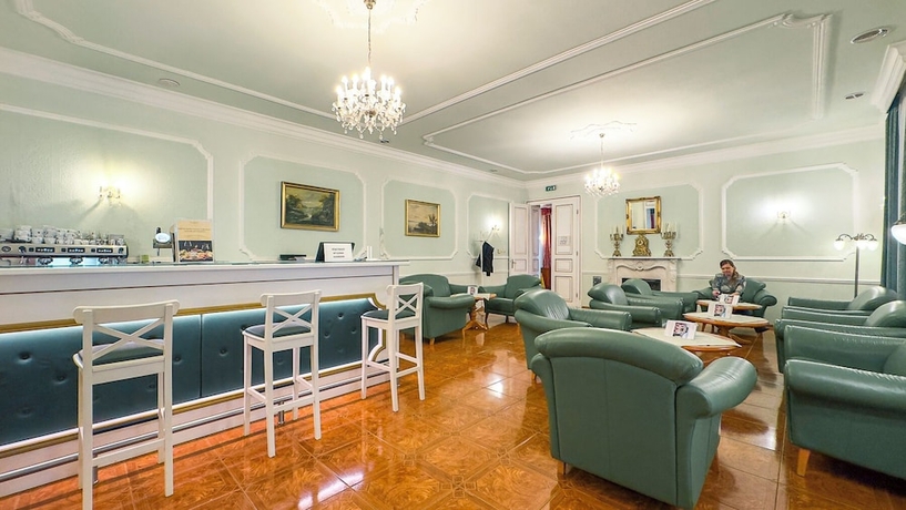 Imagen del bar/restaurante del Batthy&aacute;ny Kast&eacute;lysz&aacute;ll&oacute;. Foto 2