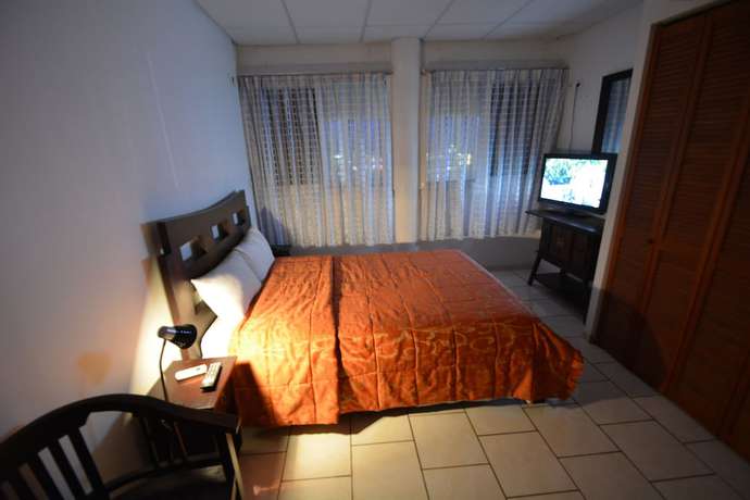 Imagen de la habitación del Bayfront Hotel. Foto 8