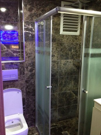 Imagen de la habitación del Behram Hotel. Foto 17