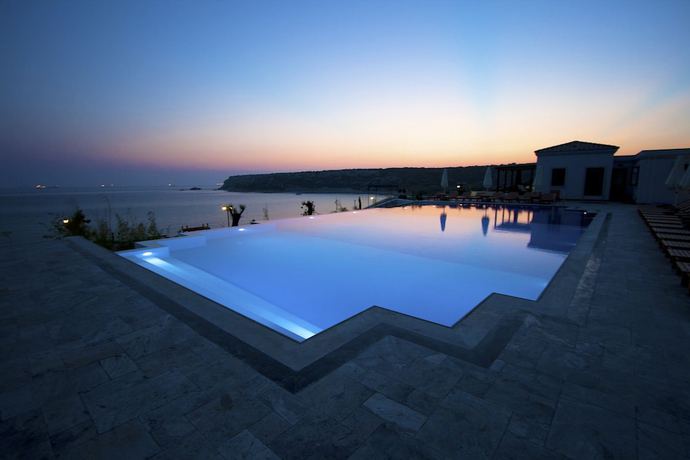 Imagen de la piscina del Bertiz Bozcaada Hotel and Restaurant. Foto 19