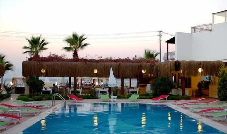 Imagen de la piscina del Beyaz Suite Hotel. Foto 12