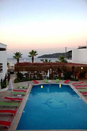 Imagen de la piscina del Beyaz Suite Hotel. Foto 13